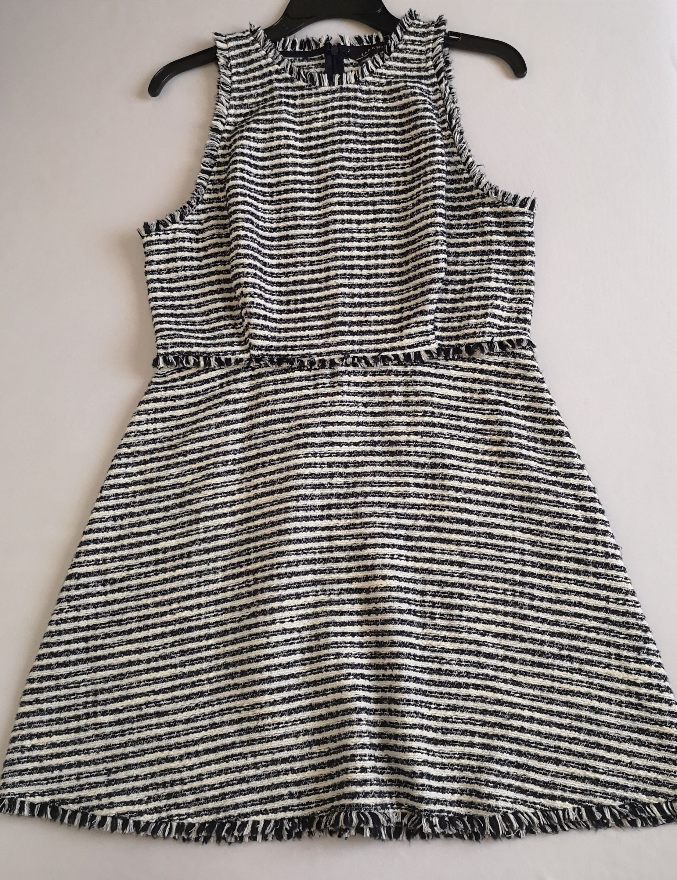 Vestido sin mangas incluye collar