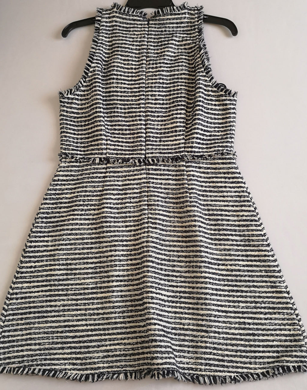 Vestido sin mangas incluye collar