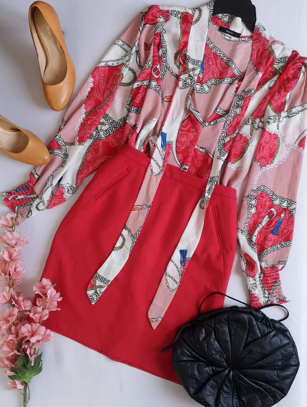 Blusa con cinto para moña y falda arriba de la rodilla