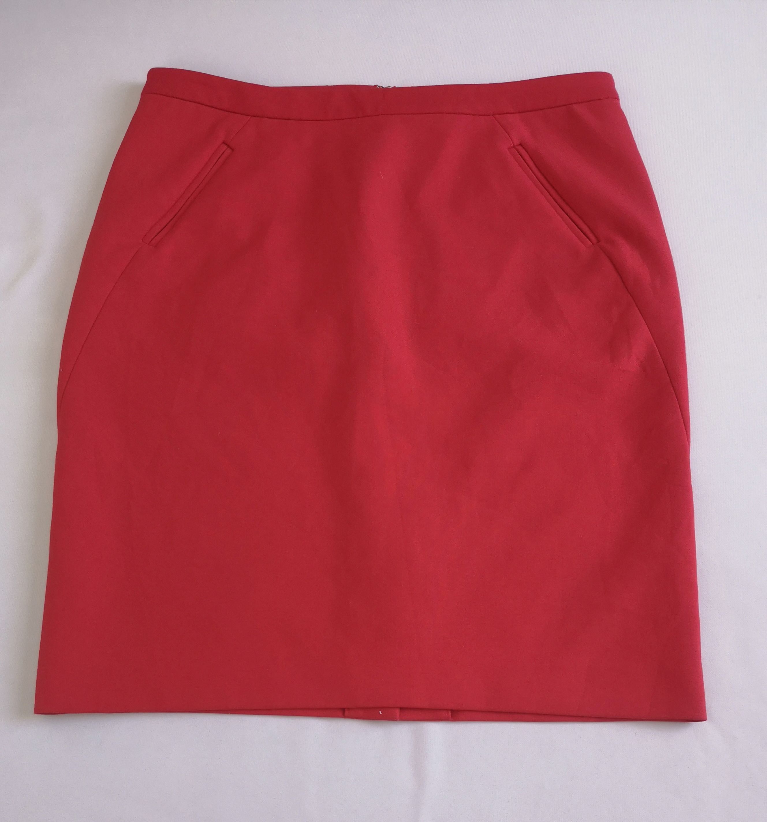 Blusa con cinto para moña y falda arriba de la rodilla