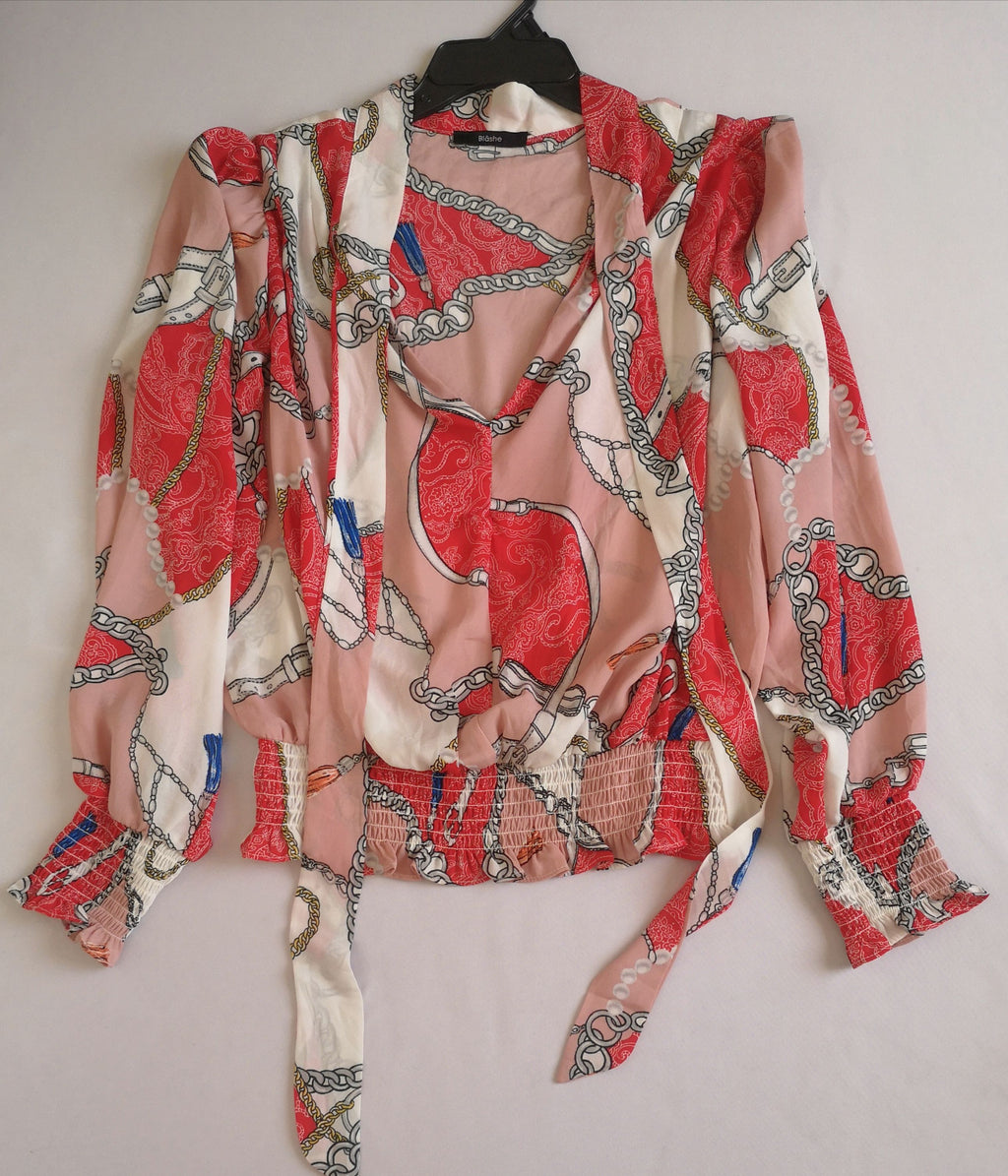 Blusa con cinto para moña y falda arriba de la rodilla