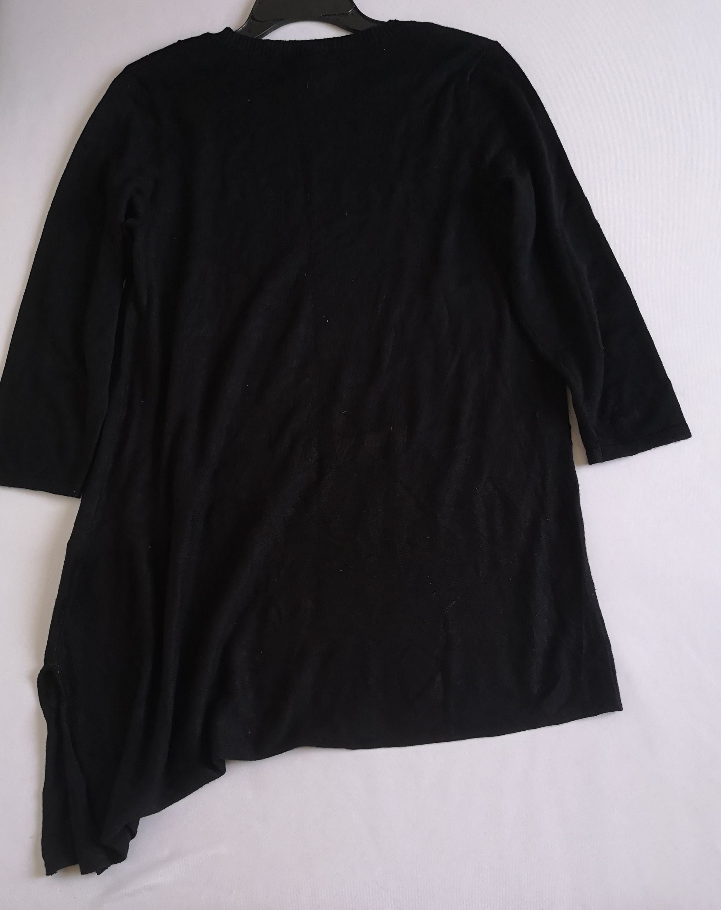 Blusa larga asimétrica con jeans