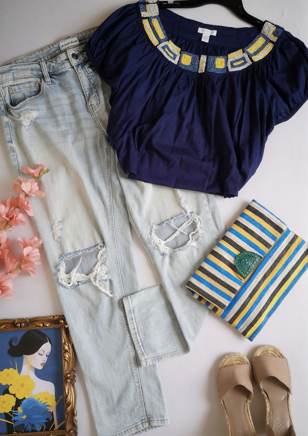 Blusa corta bordada y jeans rasgado