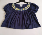 Blusa corta bordada y jeans rasgado