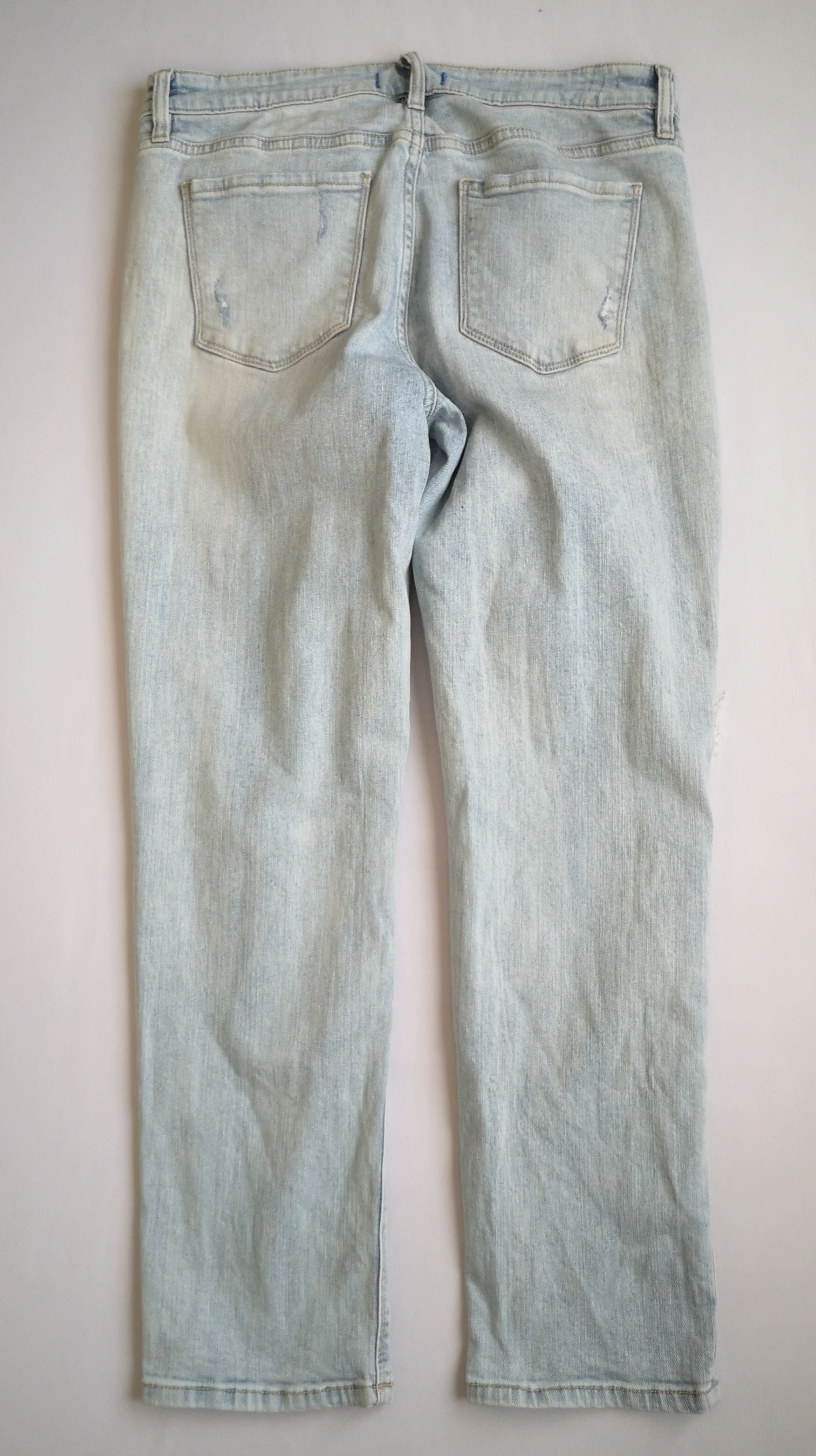 Blusa corta bordada y jeans rasgado