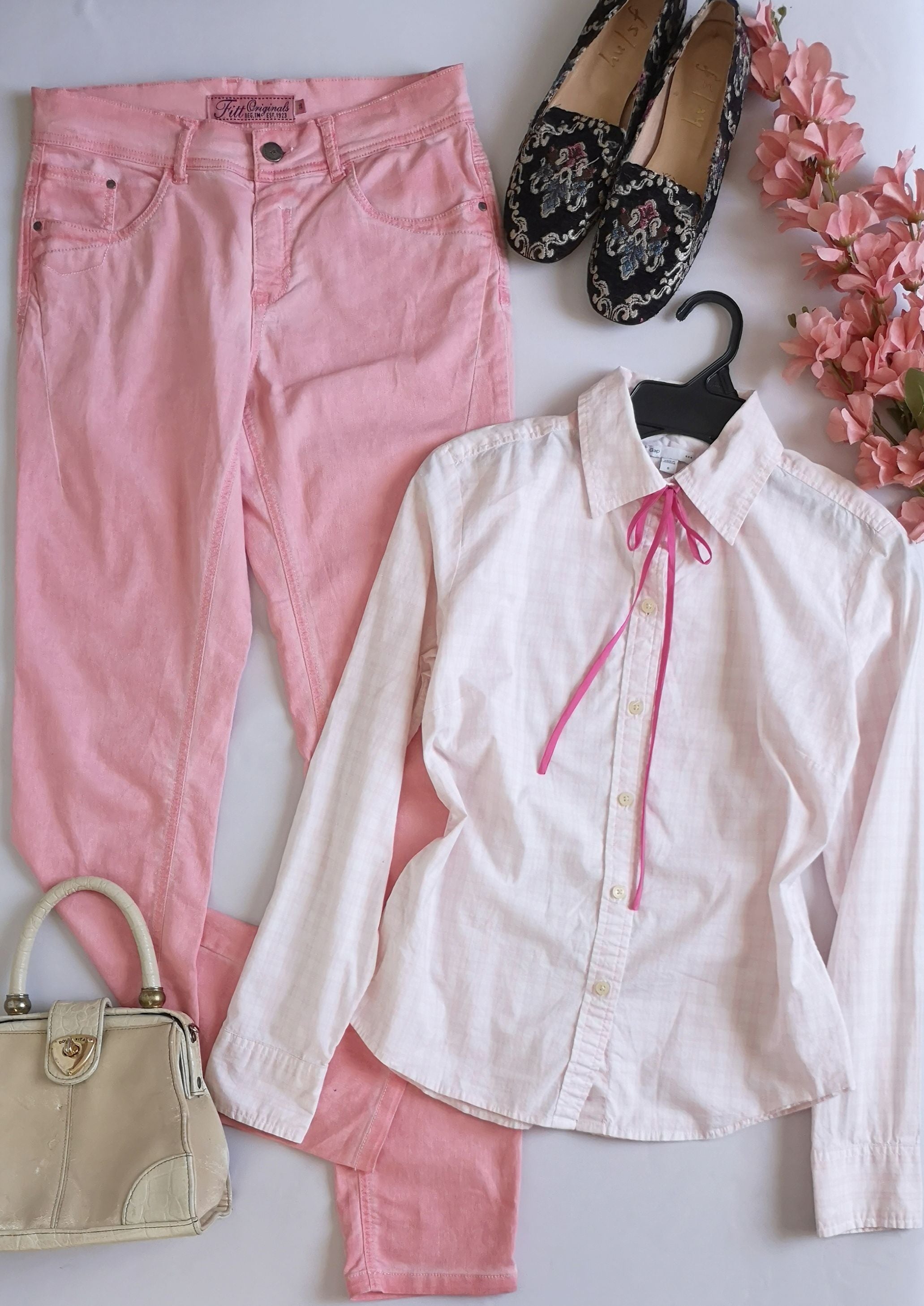 Jeans tela suave y blusa camisera
