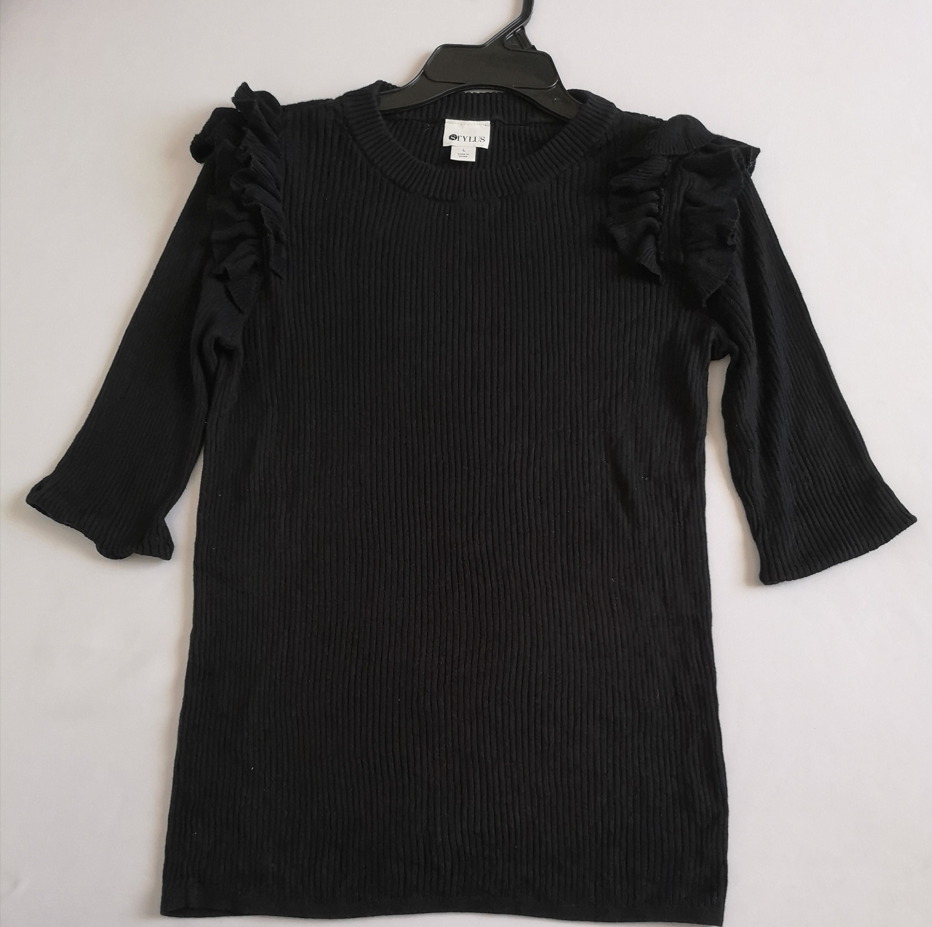 Vestido holgado y blusa con olanes
