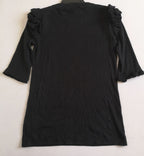 Vestido holgado y blusa con olanes