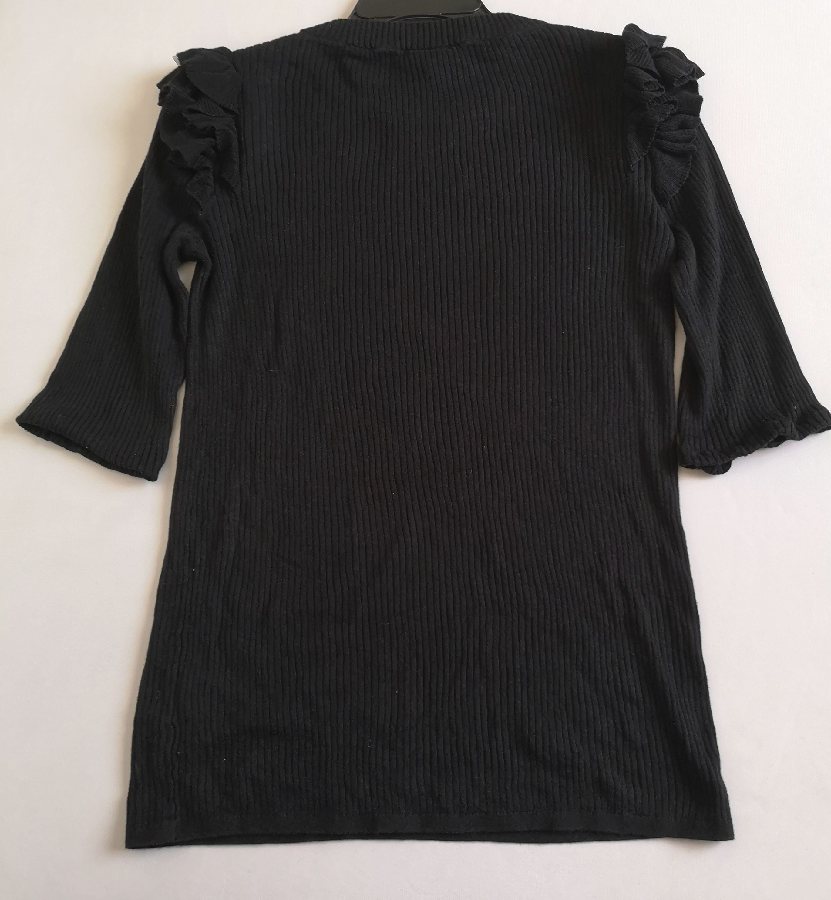 Vestido holgado y blusa con olanes