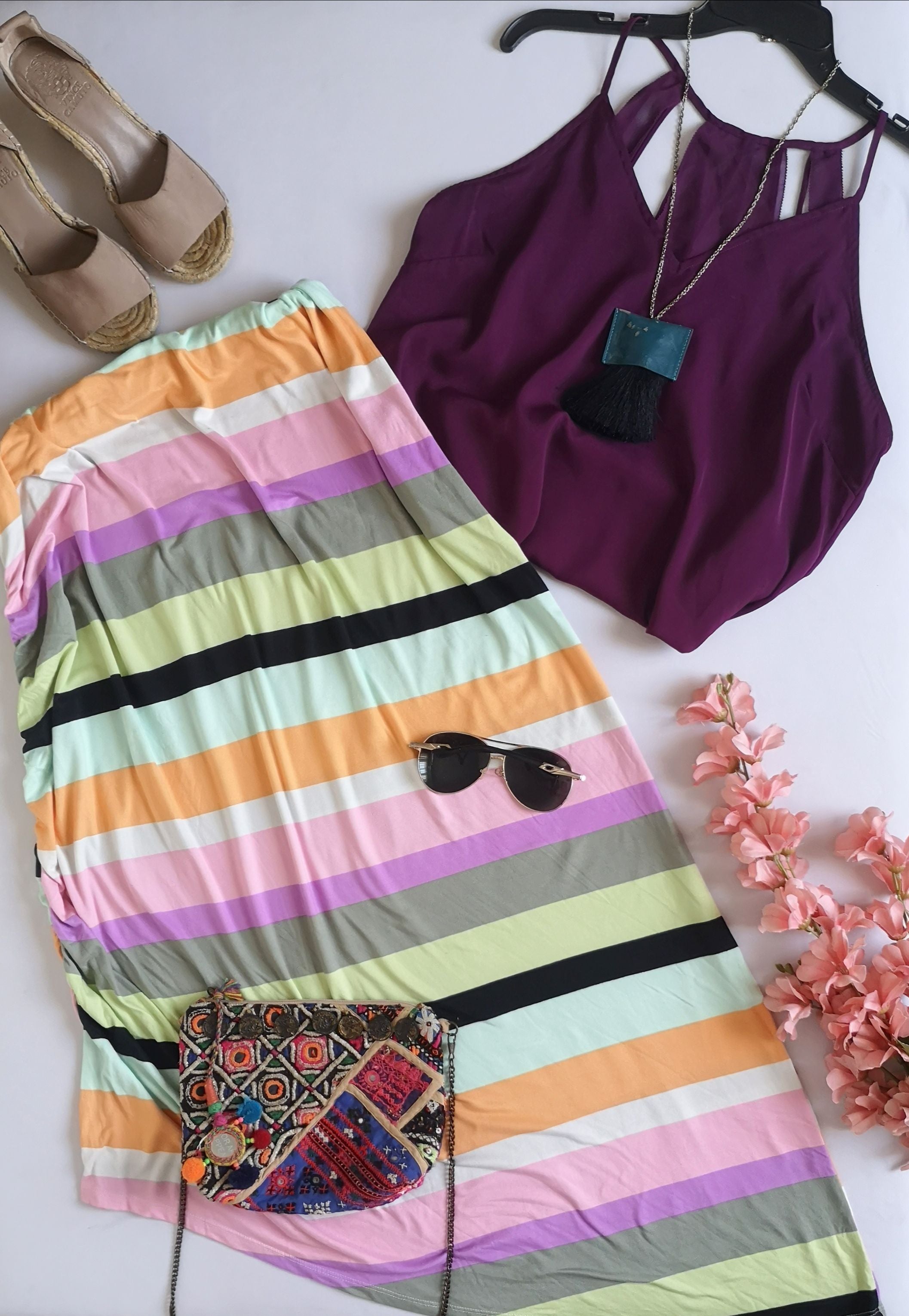 Falda asimétrica y blusa cuello en v ⚓