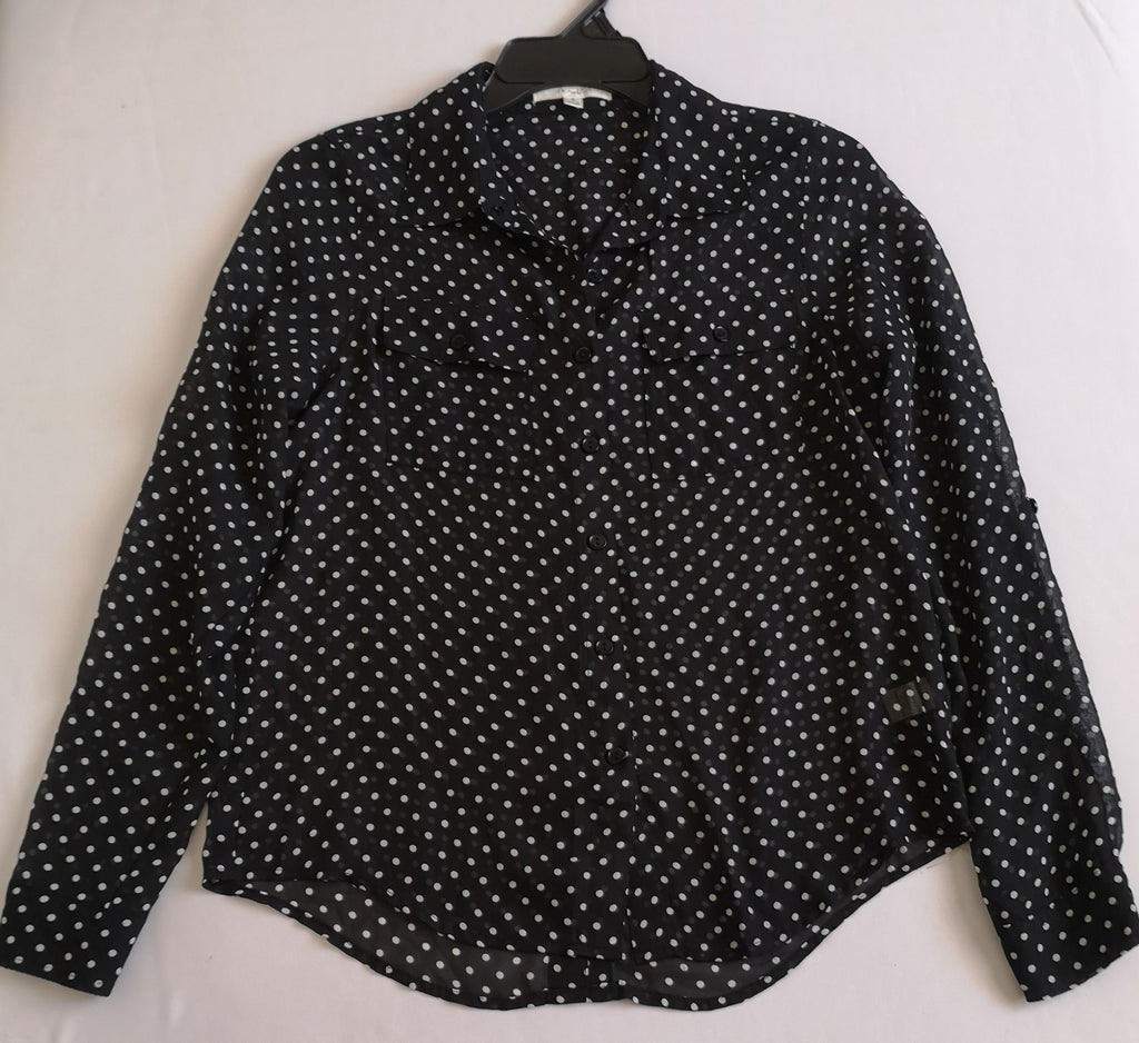 Blusa de chifón y jeans con bolsas
