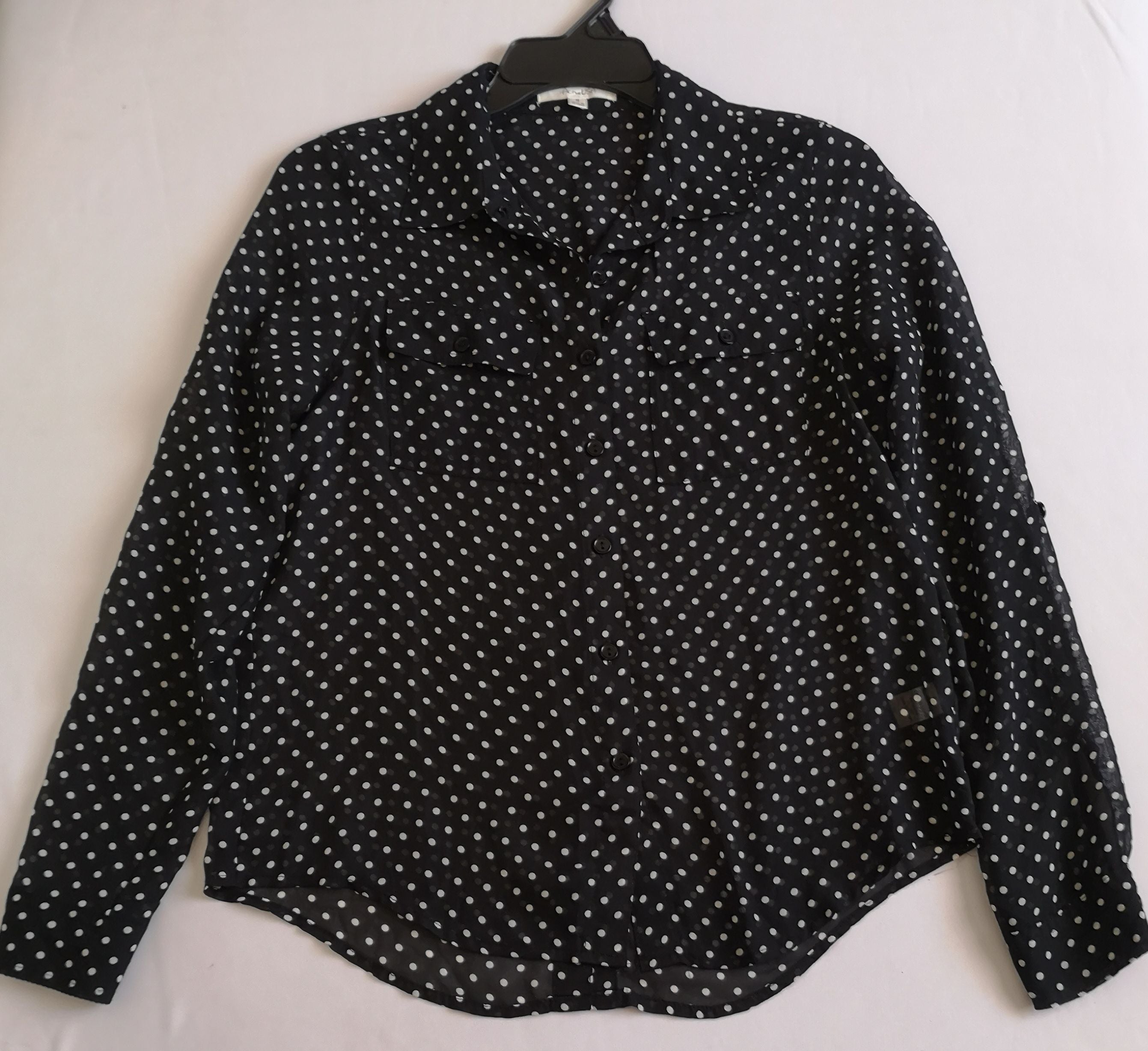 Blusa de chifón y jeans con bolsas