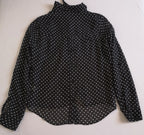 Blusa de chifón y jeans con bolsas