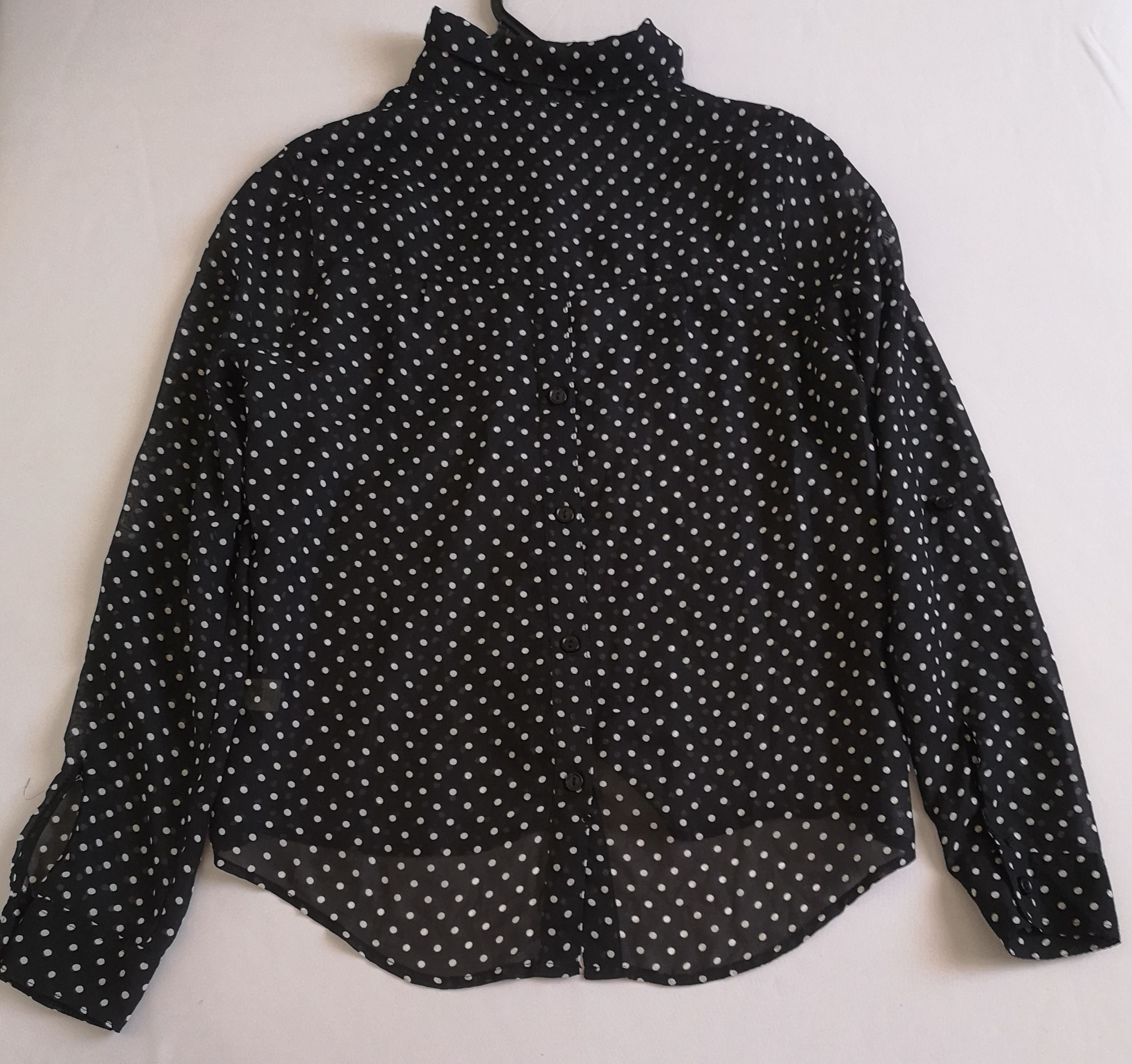 Blusa de chifón y jeans con bolsas