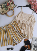 Short tela suave y blusa con nudo atrás