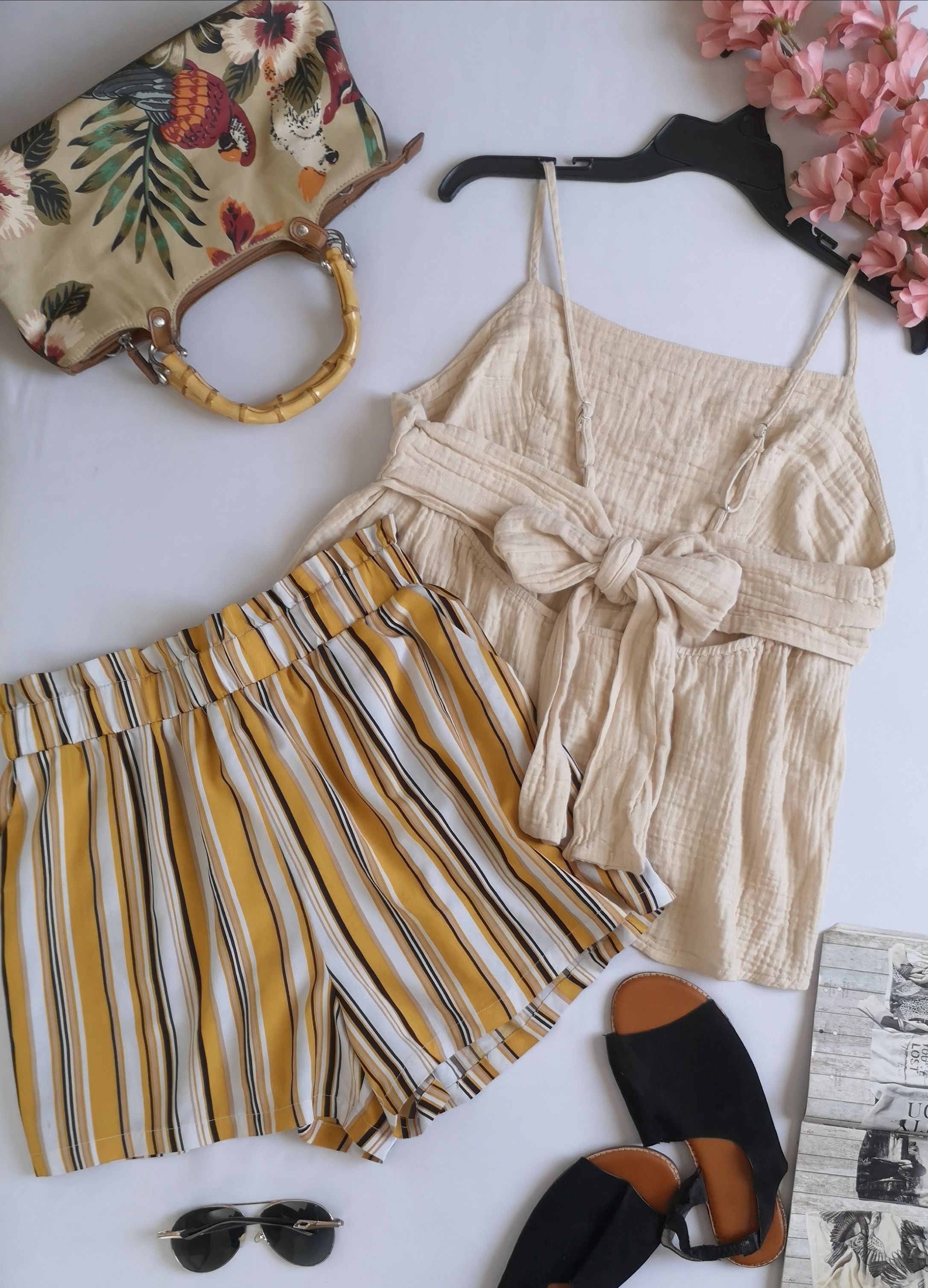 Short tela suave y blusa con nudo atrás