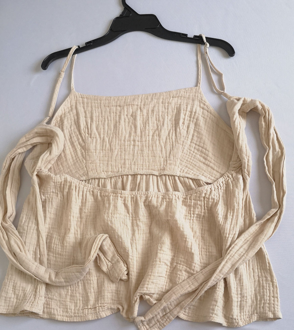 Short tela suave y blusa con nudo atrás