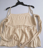 Short tela suave y blusa con nudo atrás