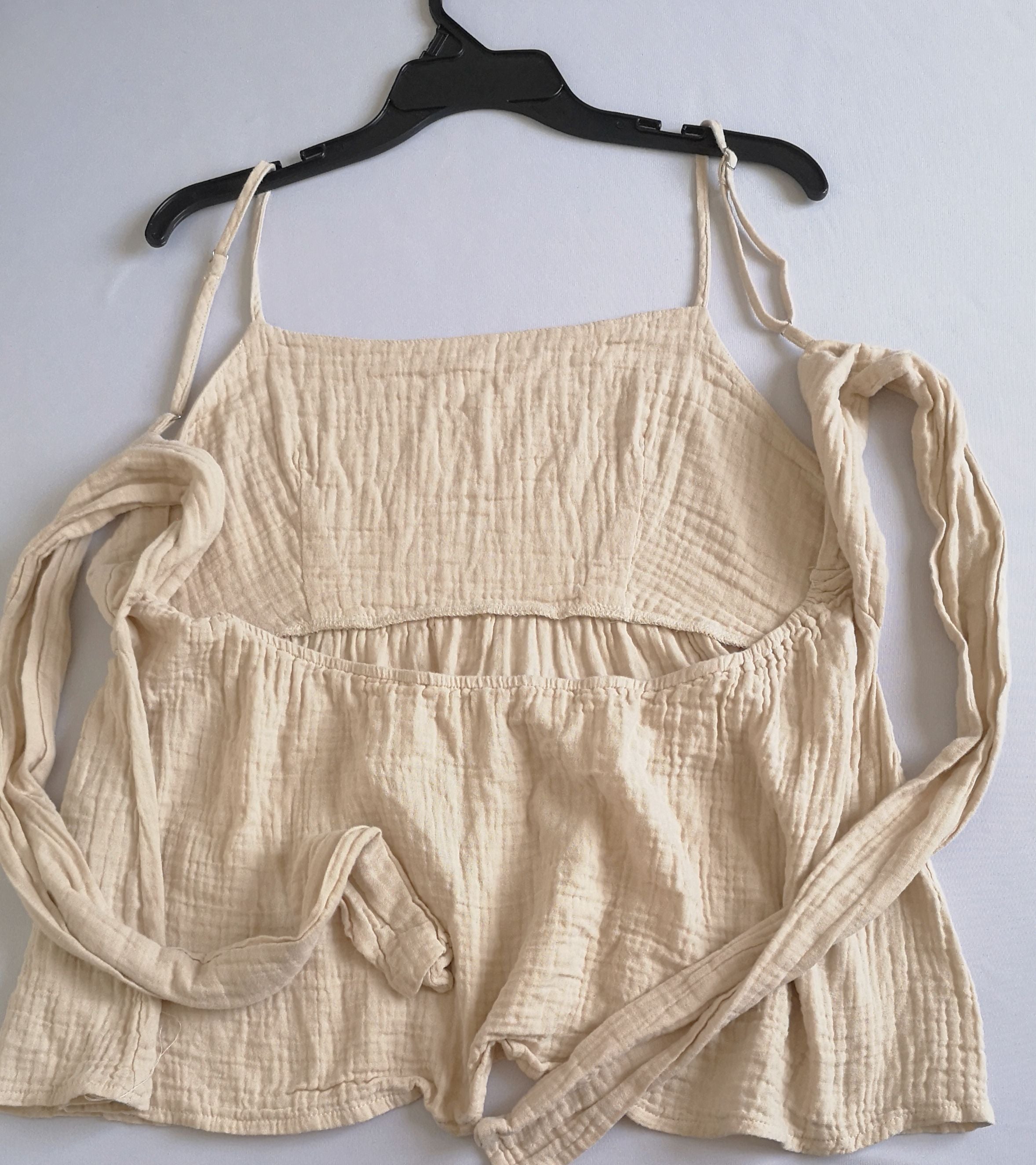 Short tela suave y blusa con nudo atrás