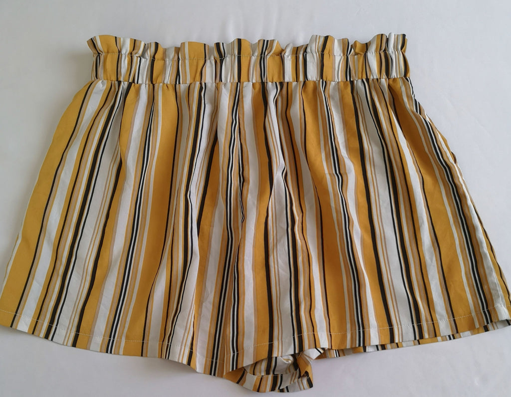 Short tela suave y blusa con nudo atrás