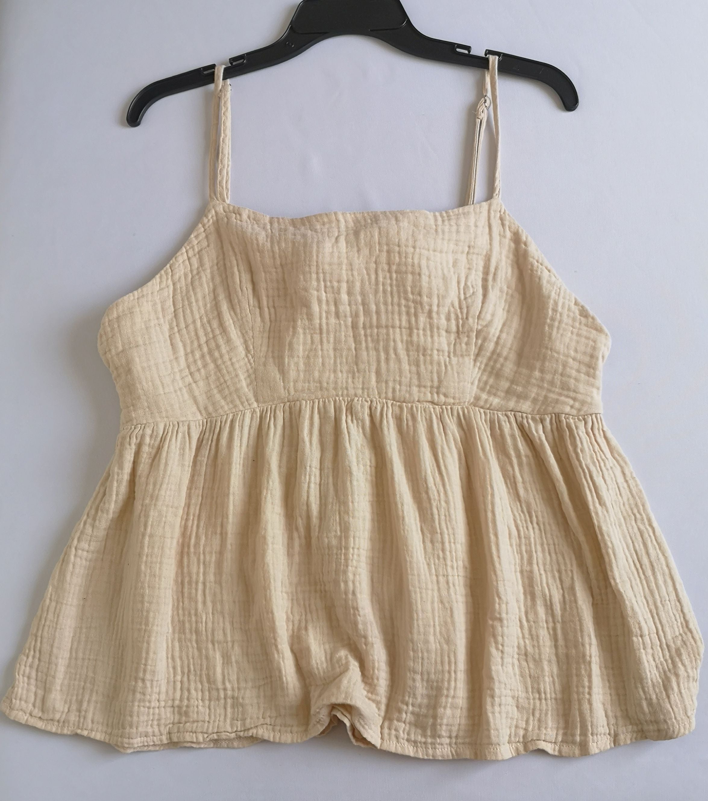 Short tela suave y blusa con nudo atrás