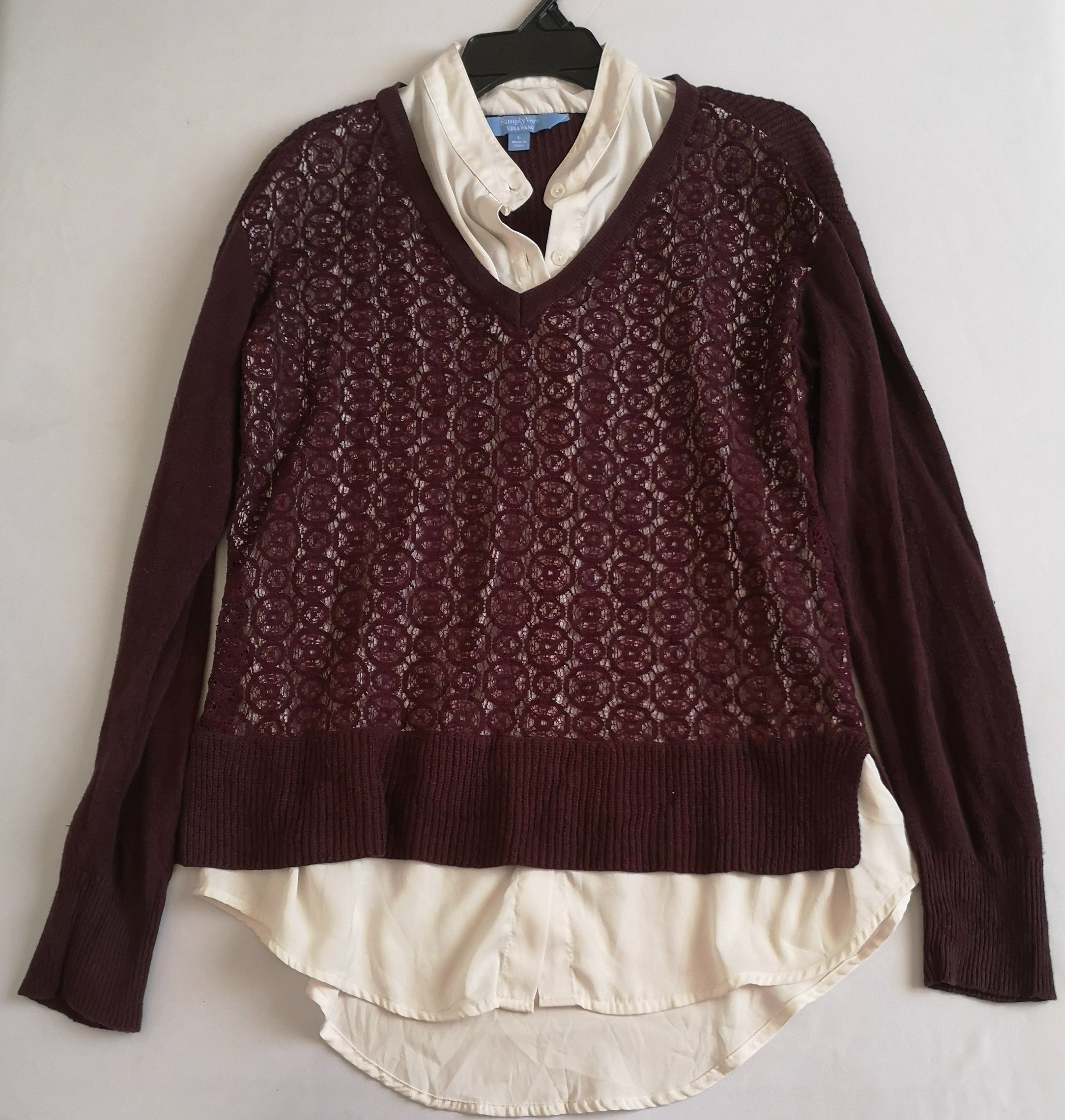 Falda con paletones y sueter con blusa adentro