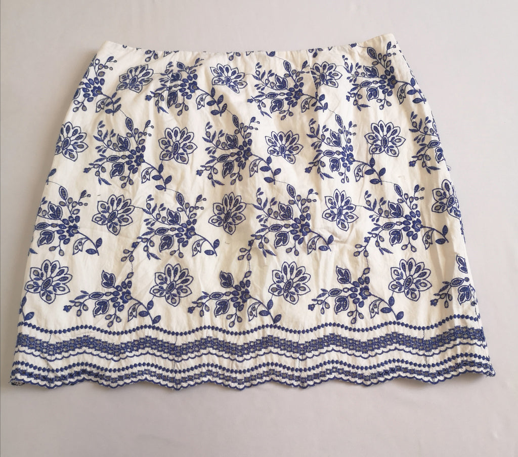 Blusa tela suave y falda bordada