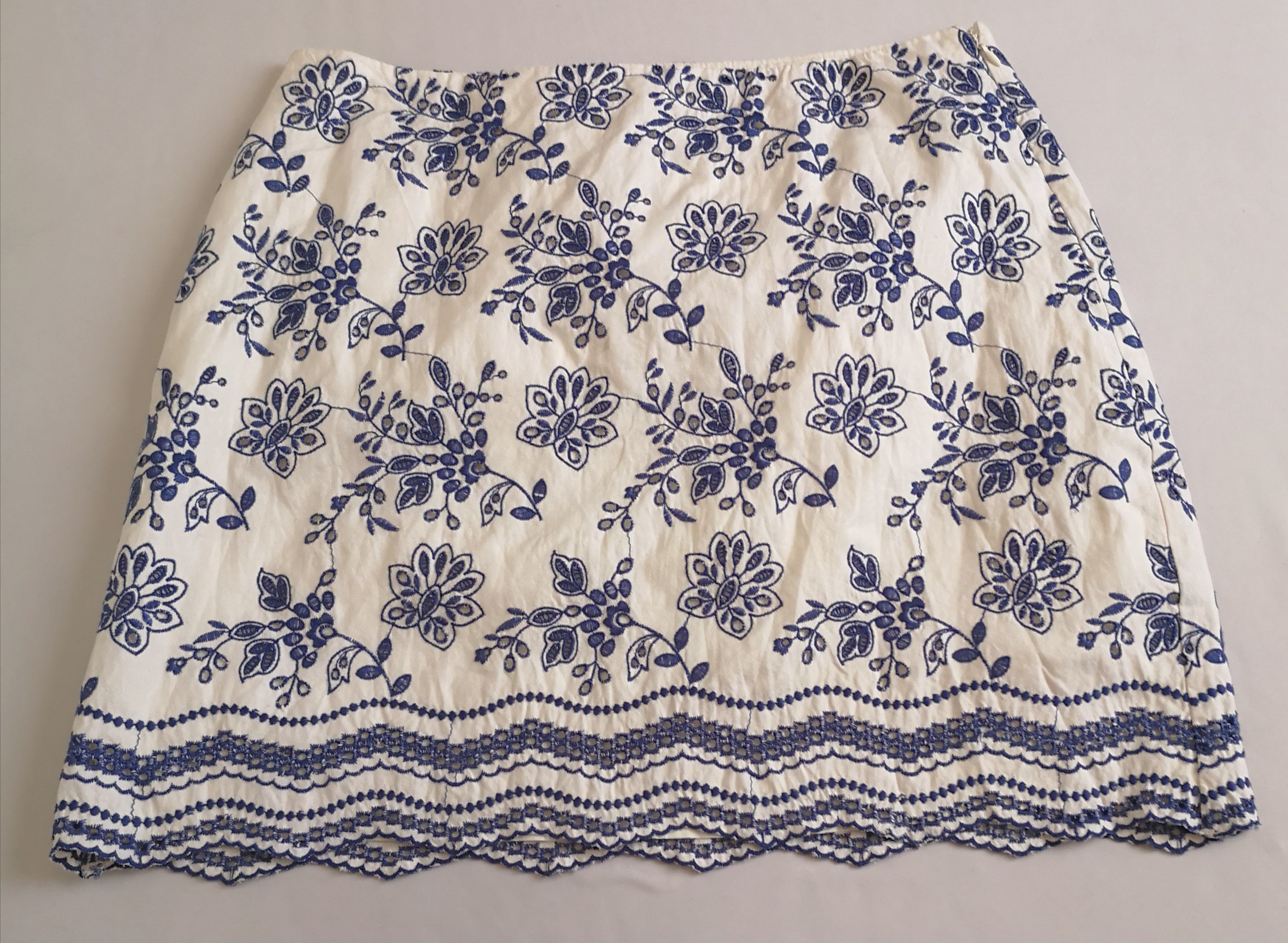 Blusa tela suave y falda bordada