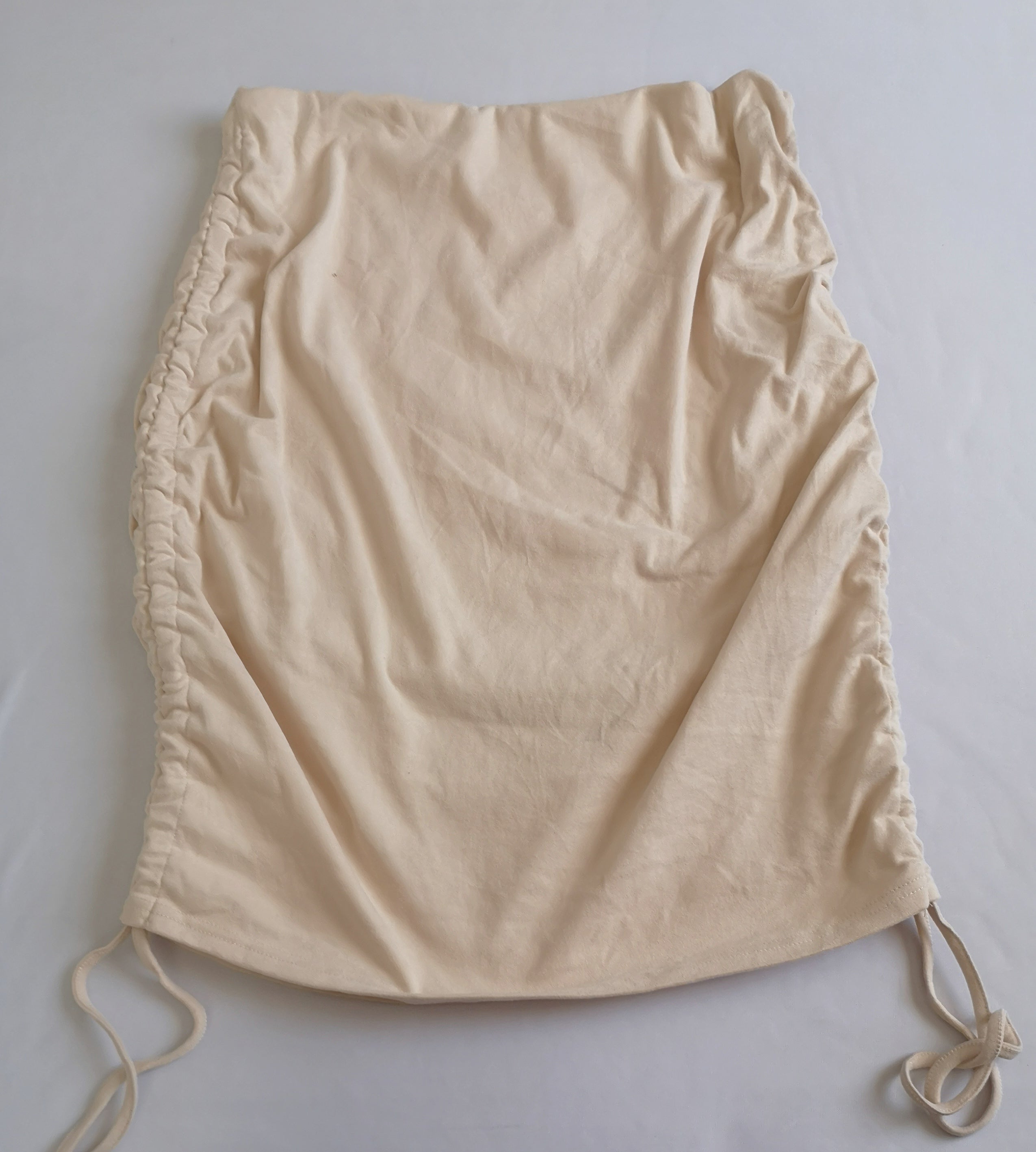 Sueter con zipper en cuello y falda corrugada ⚓