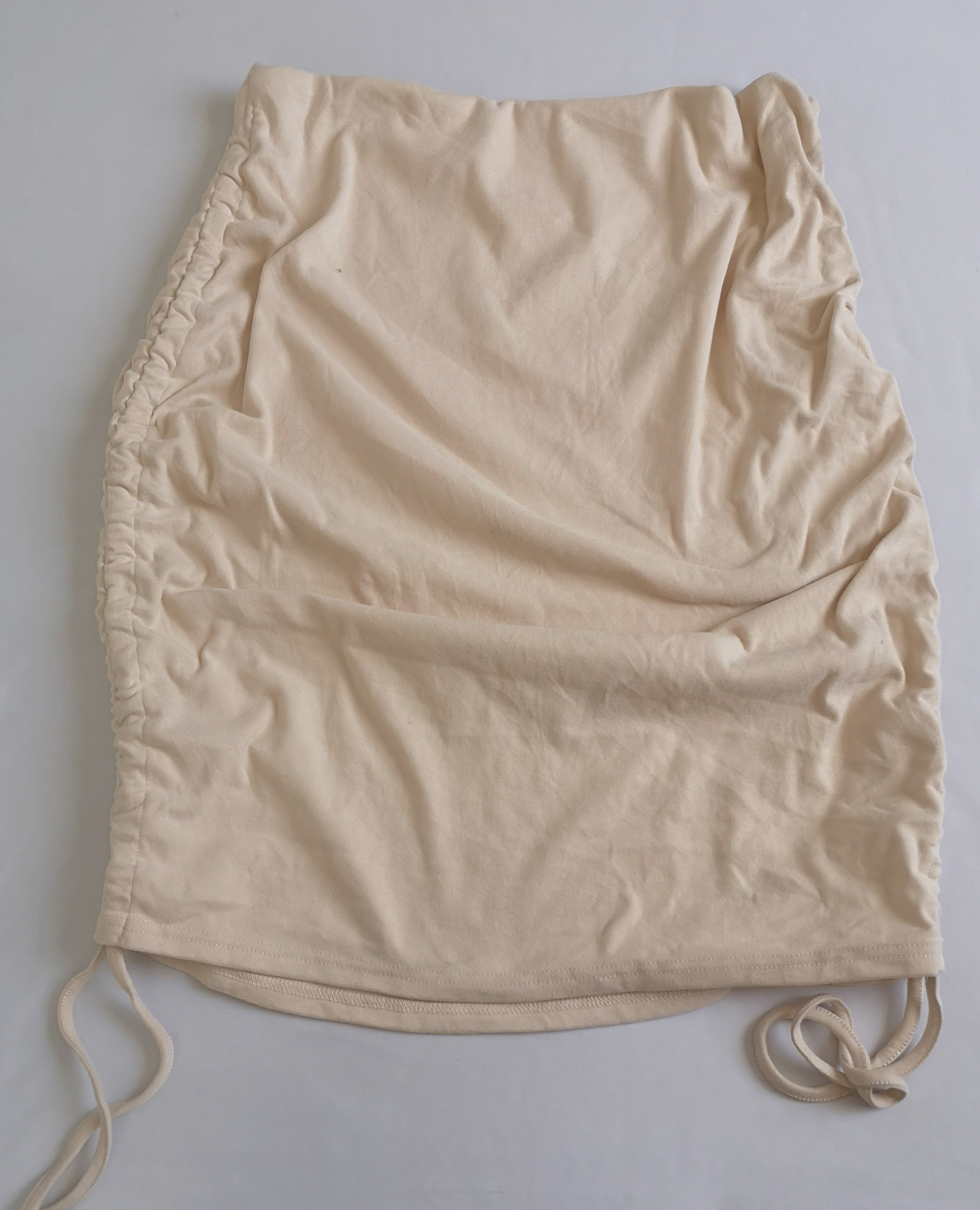 Sueter con zipper en cuello y falda corrugada ⚓