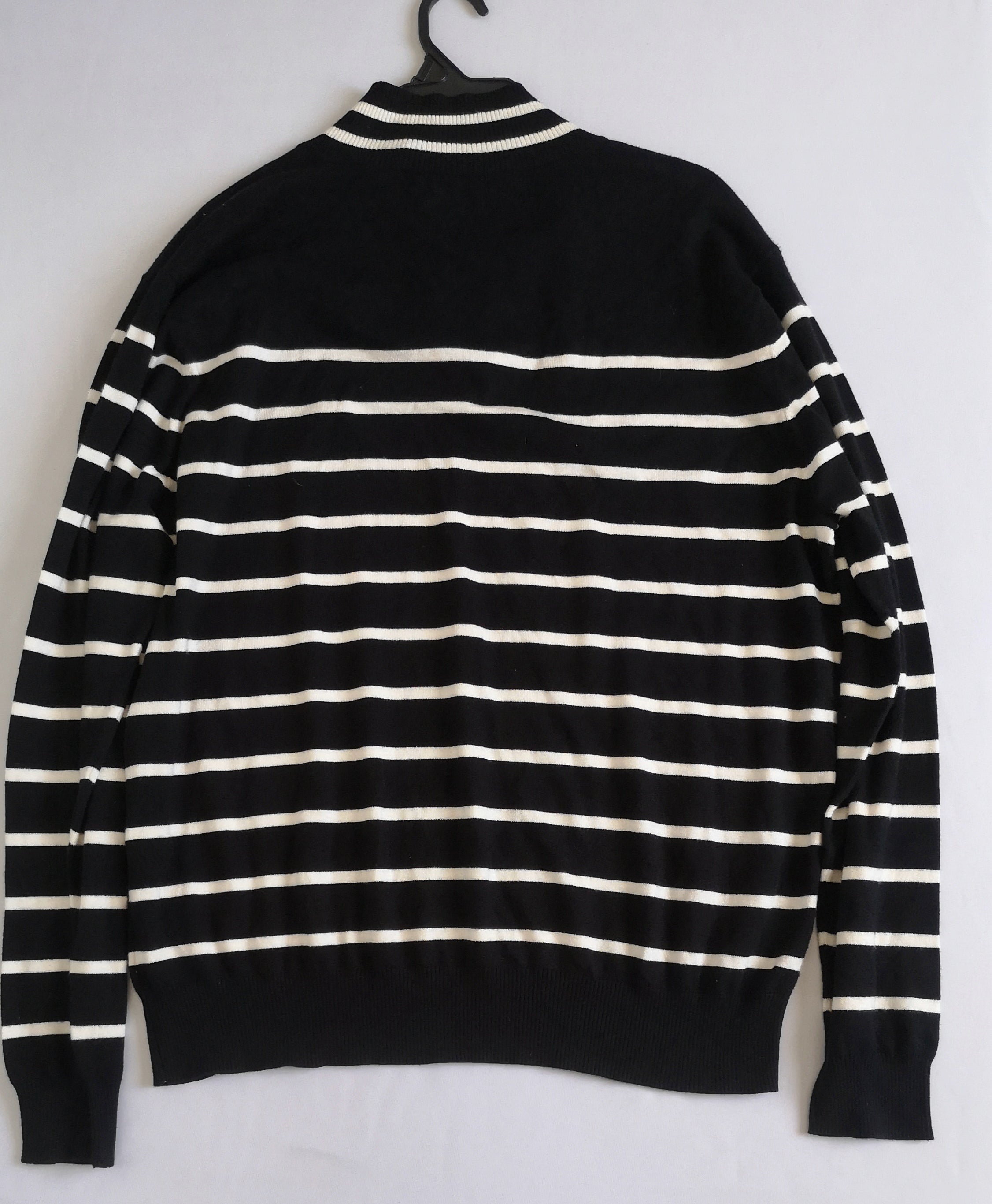 Sueter con zipper en el cuello