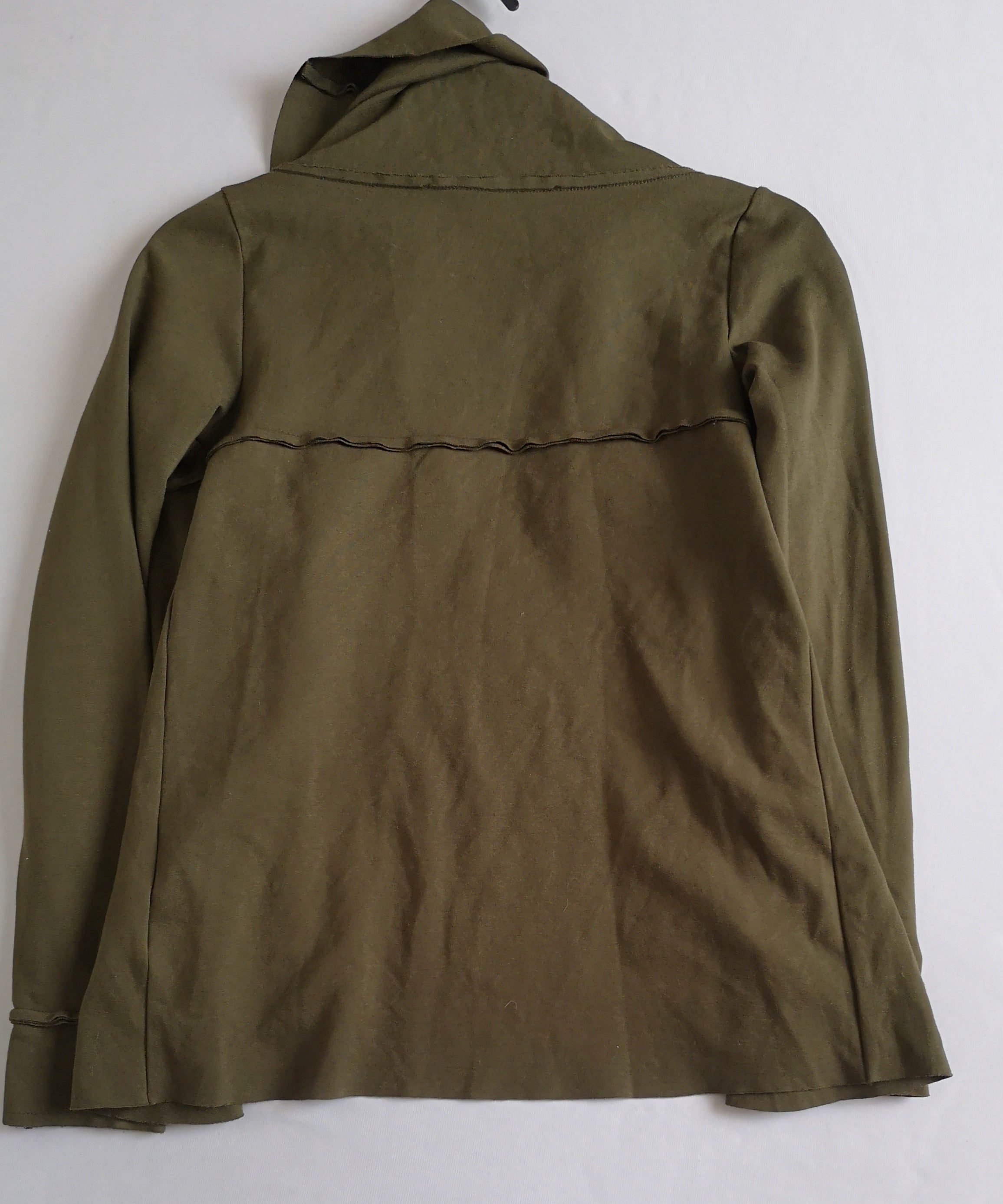 Chaqueta asimétrica y blusa cuello drapeado