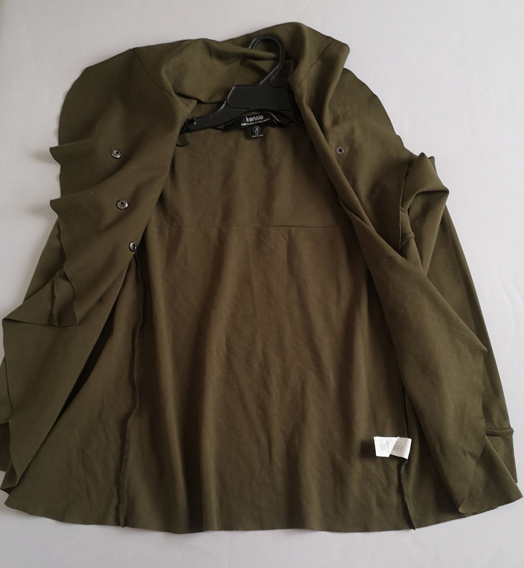 Chaqueta asimétrica y blusa cuello drapeado