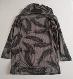 Chaqueta asimétrica y blusa cuello drapeado