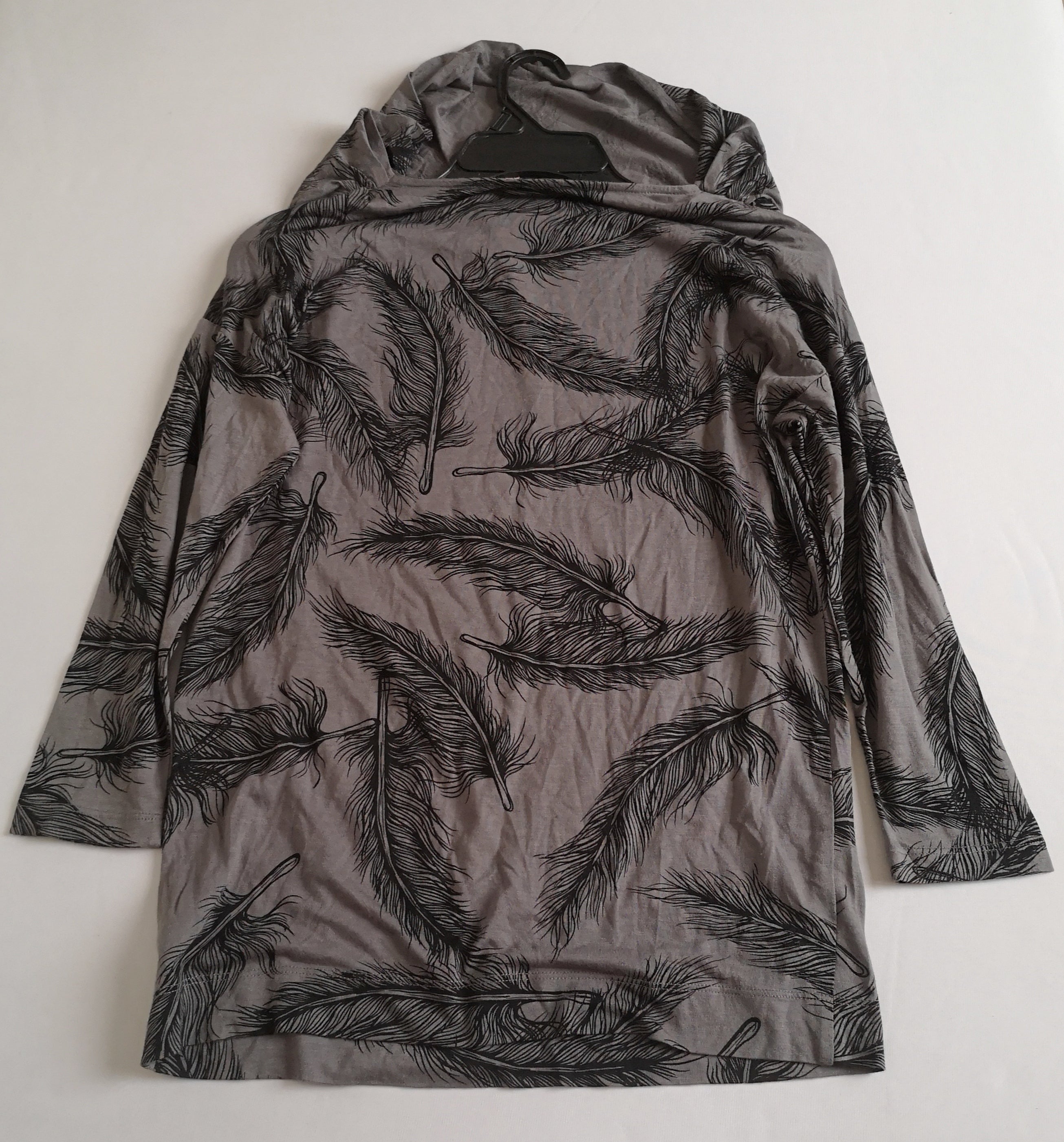 Chaqueta asimétrica y blusa cuello drapeado