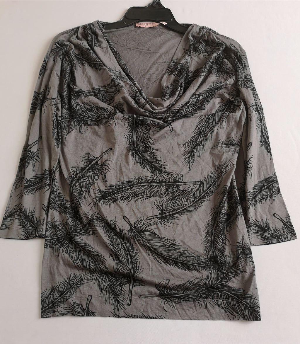 Chaqueta asimétrica y blusa cuello drapeado