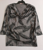 Chaqueta asimétrica y blusa cuello drapeado