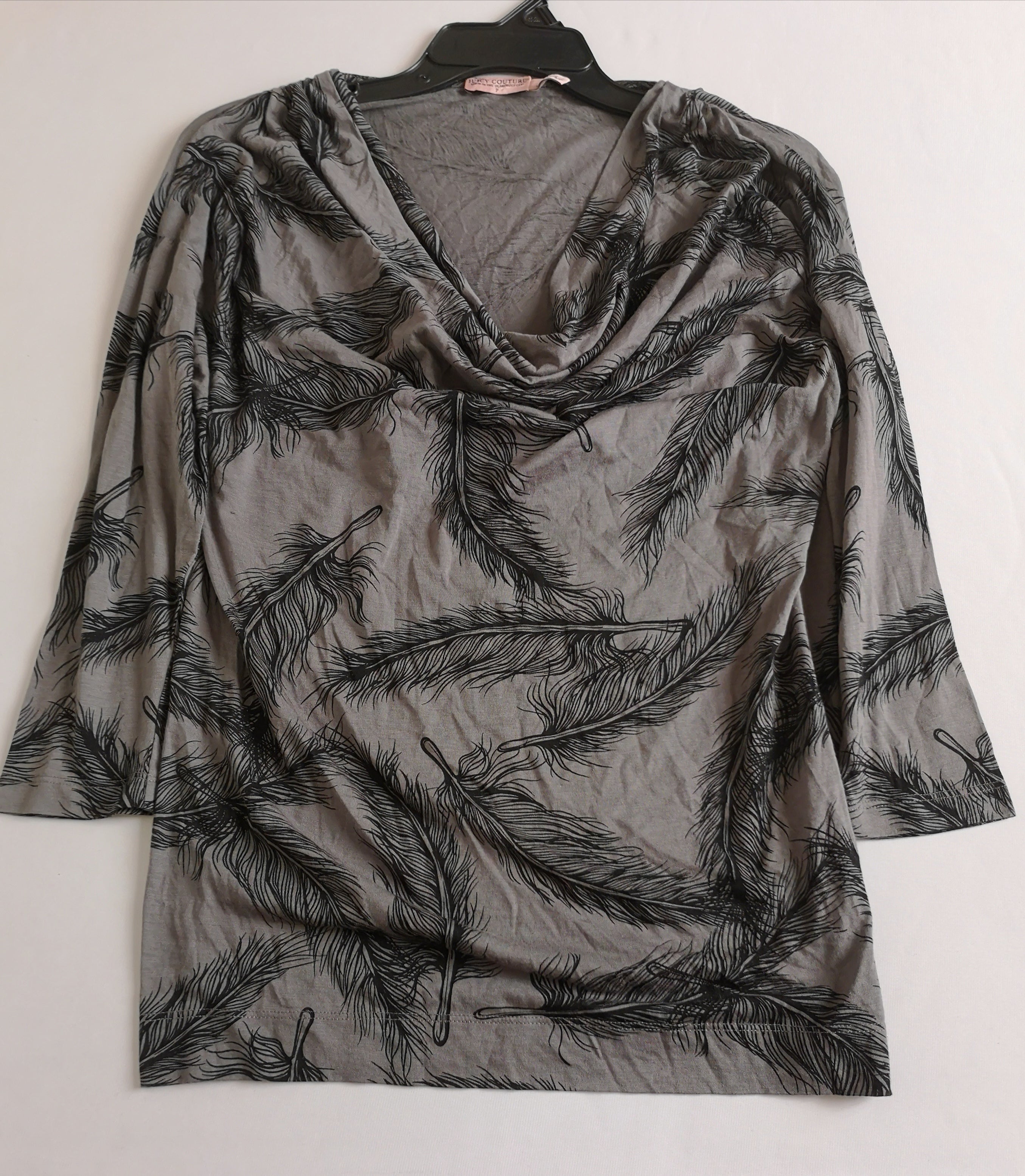 Chaqueta asimétrica y blusa cuello drapeado