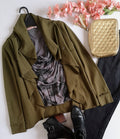 Chaqueta asimétrica y blusa cuello drapeado