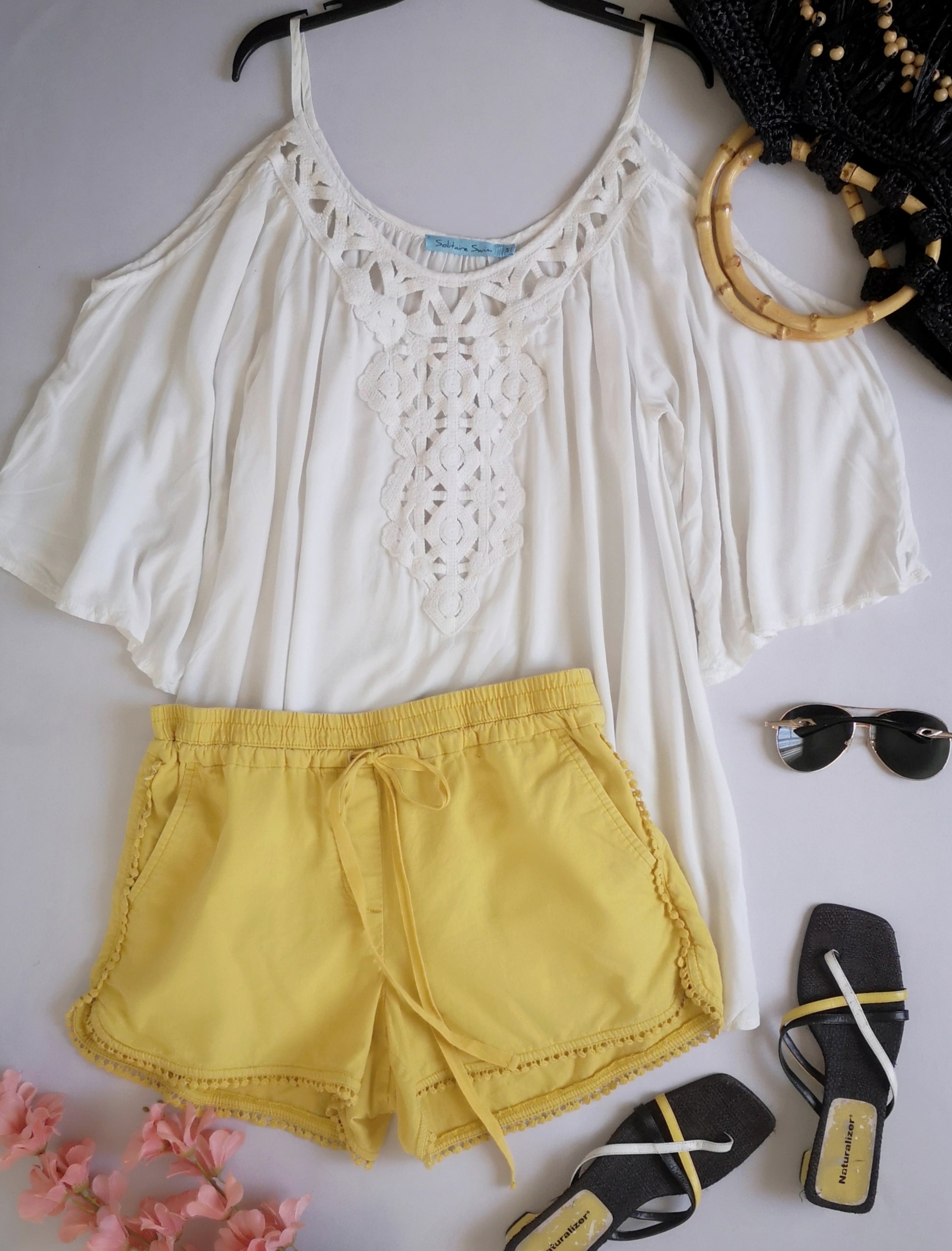 Blusa larga  hombros descubiertos y short con bolsas