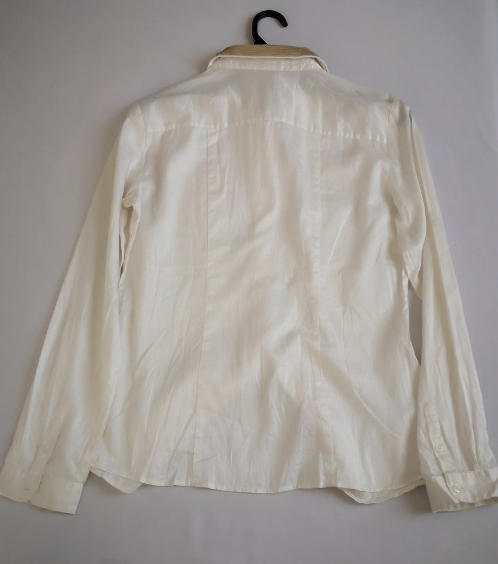 Blusa con lentejuelas en el cuello