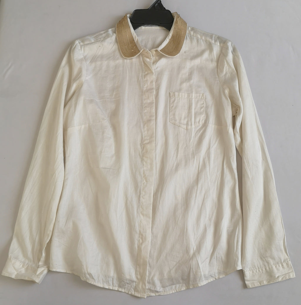 Blusa con lentejuelas en el cuello