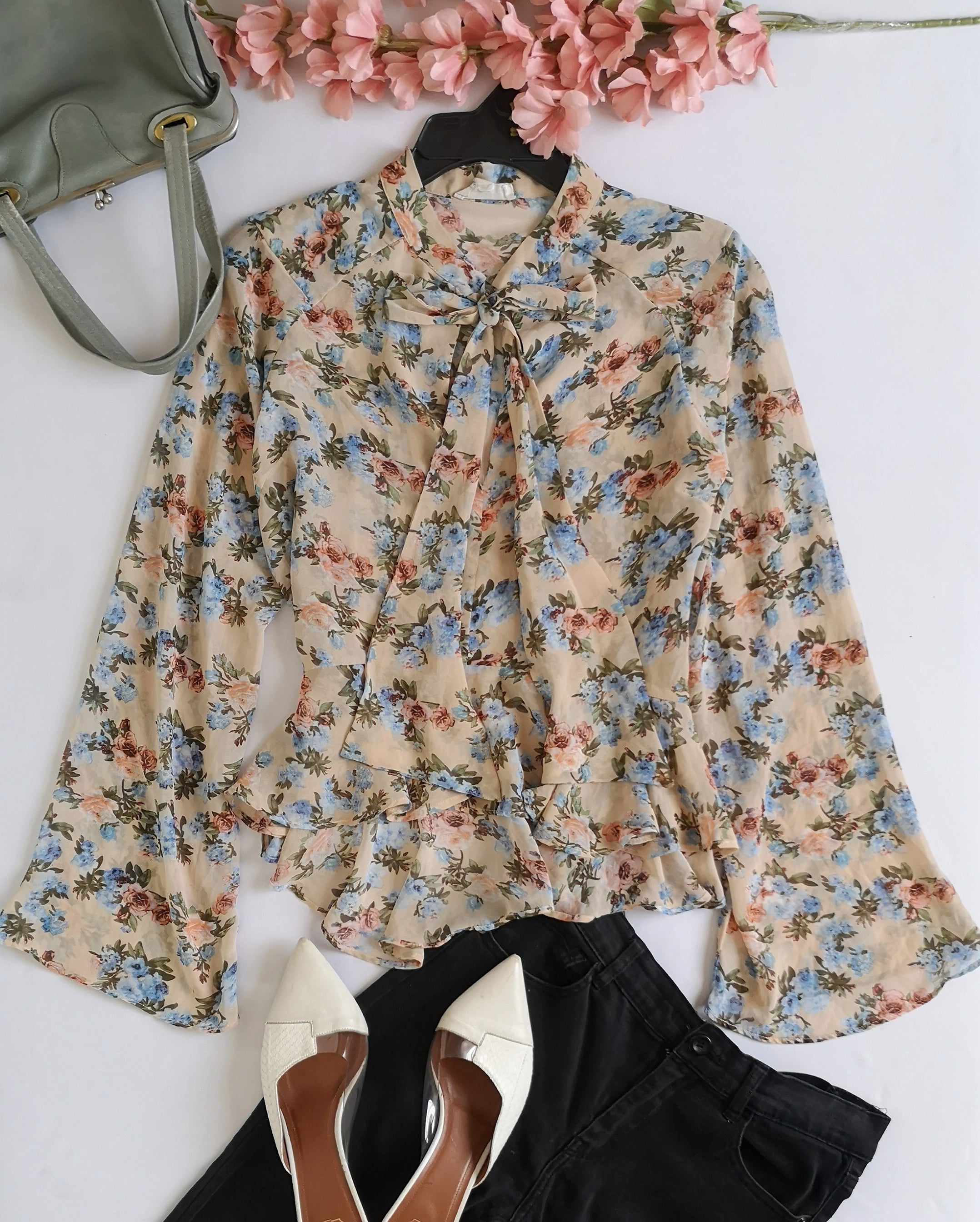 Blusa de chifon con cinto