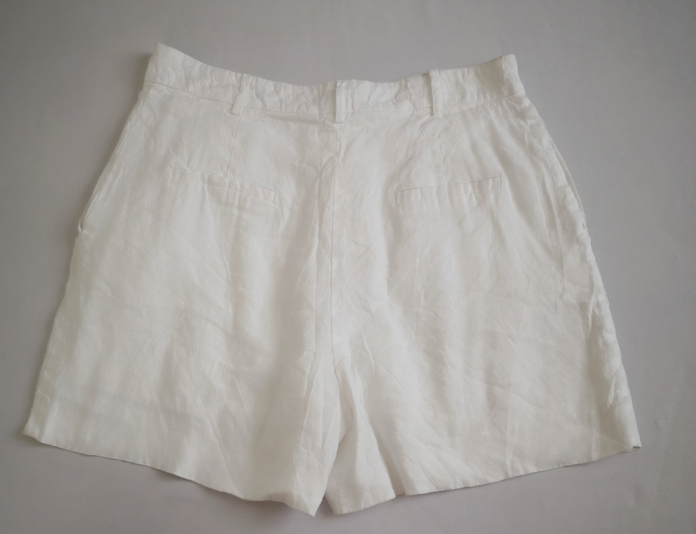 Blusa corta hombros descubiertos y short con bolsas
