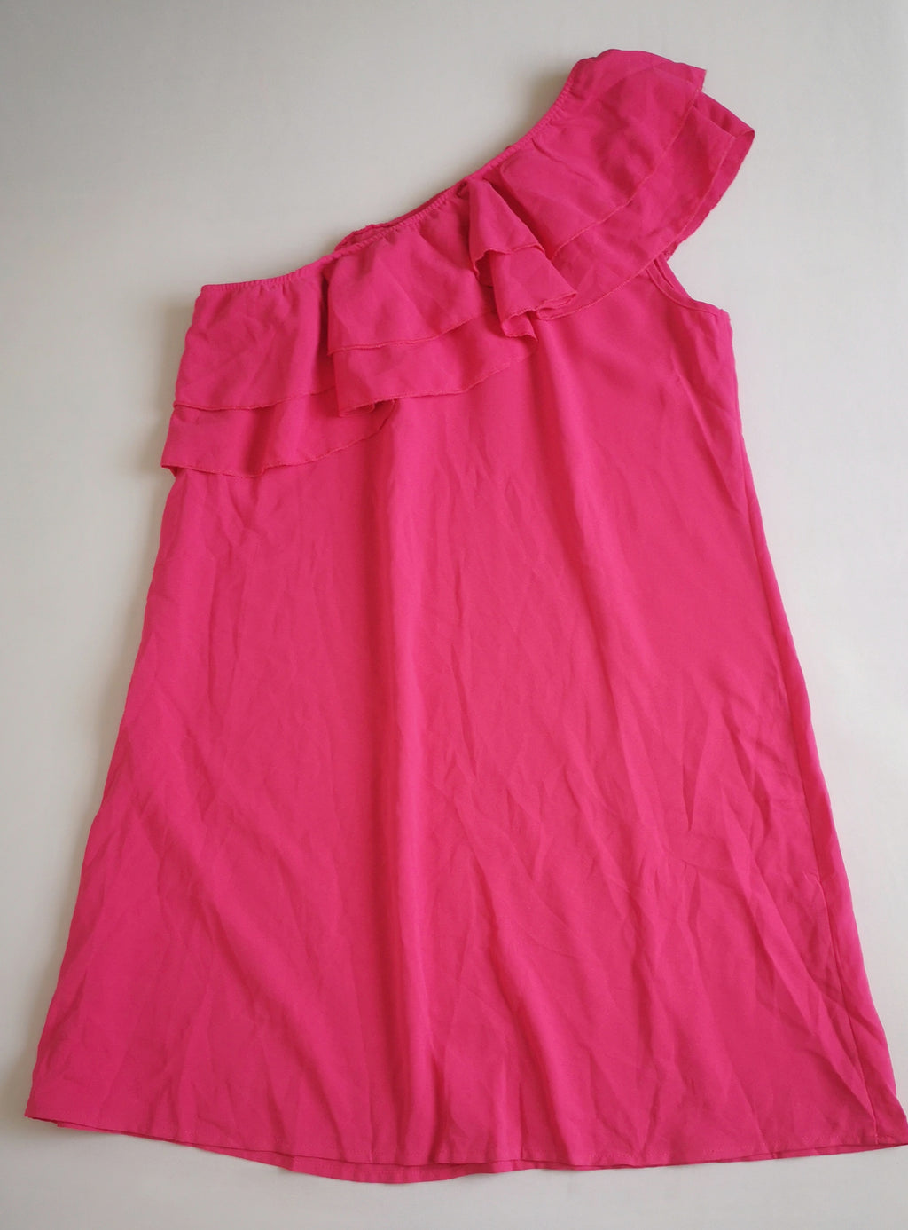 Vestido cuello asimétrico incluye cinto