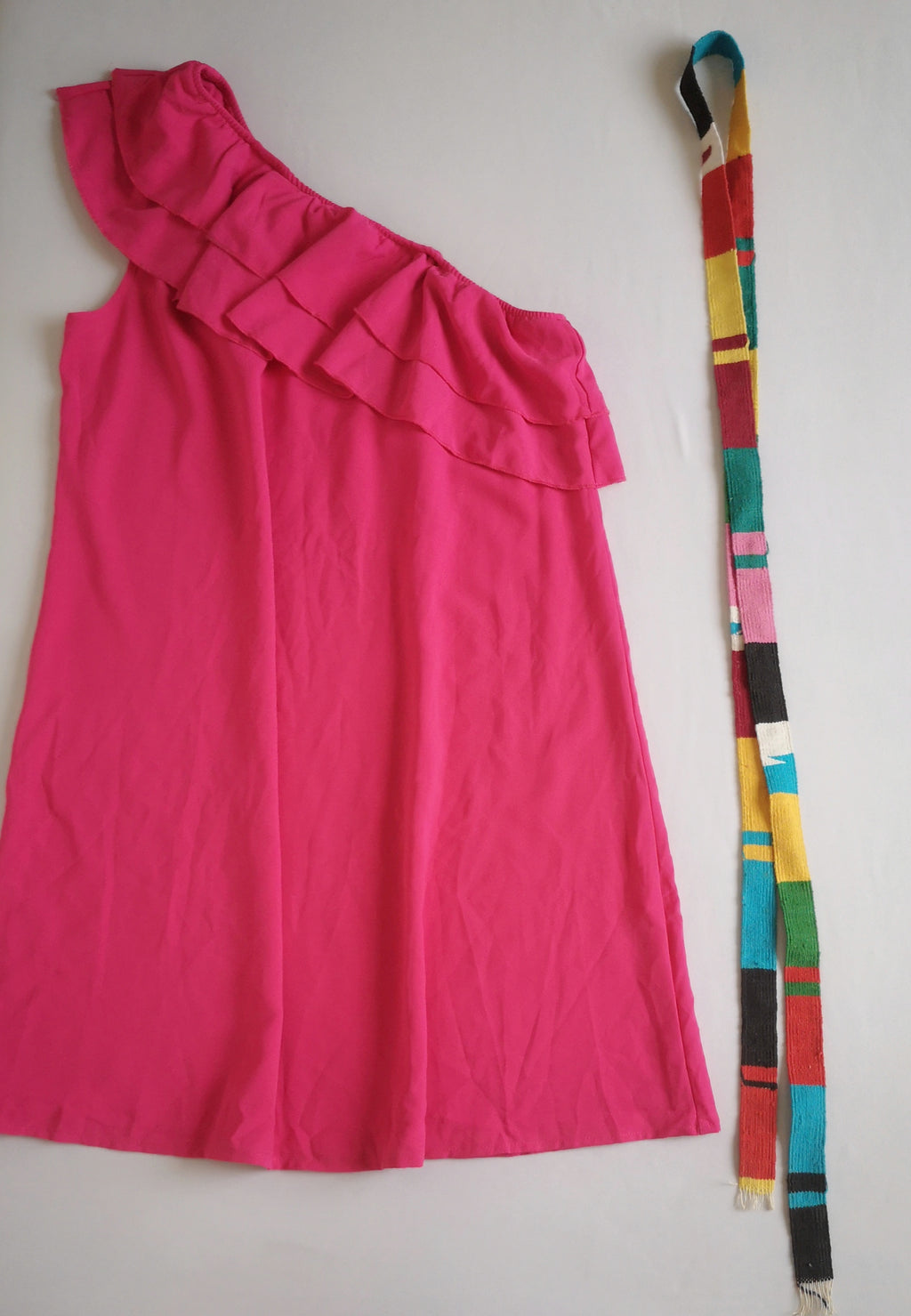 Vestido cuello asimétrico incluye cinto