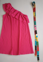 Vestido cuello asimétrico incluye cinto