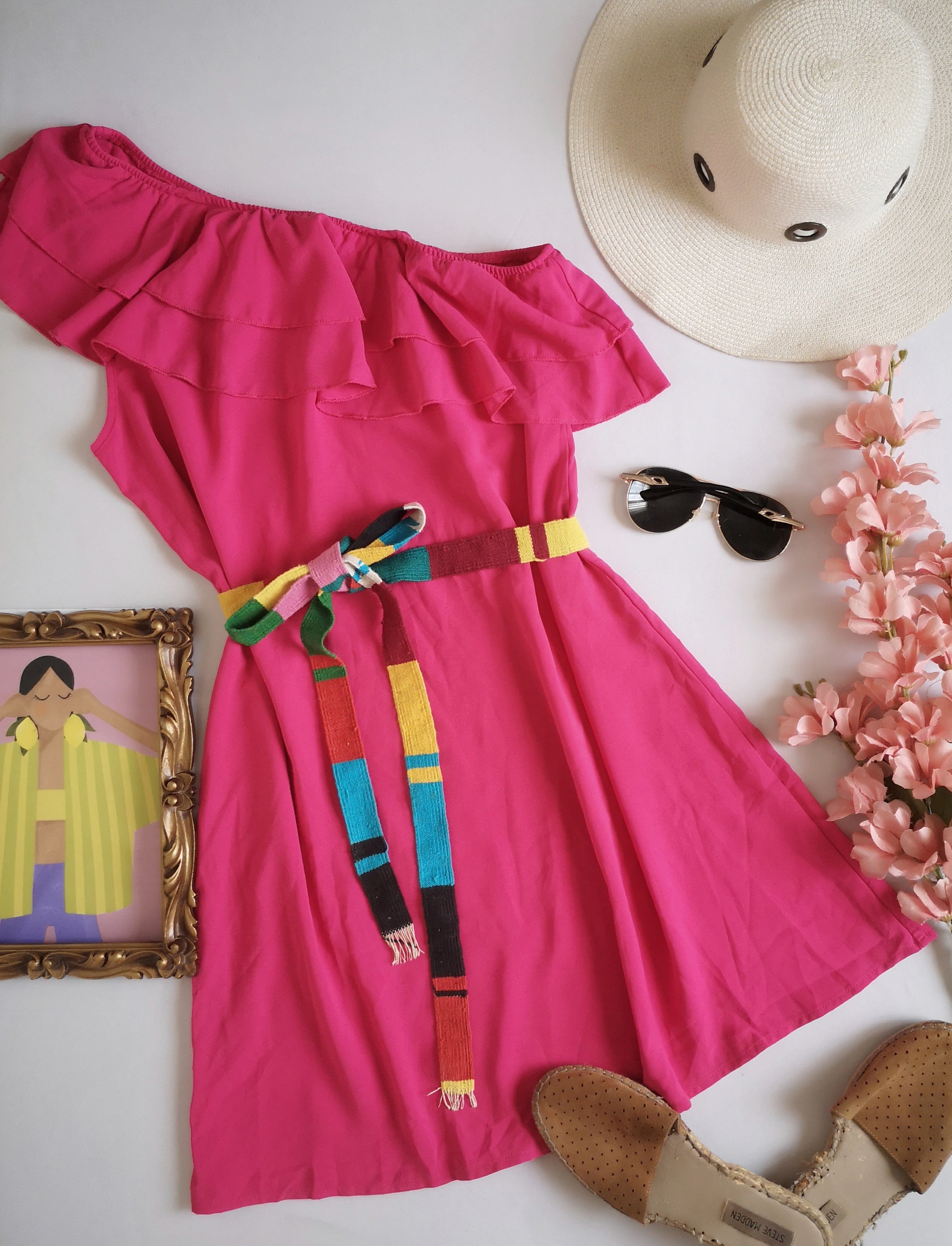 Vestido cuello asimétrico incluye cinto