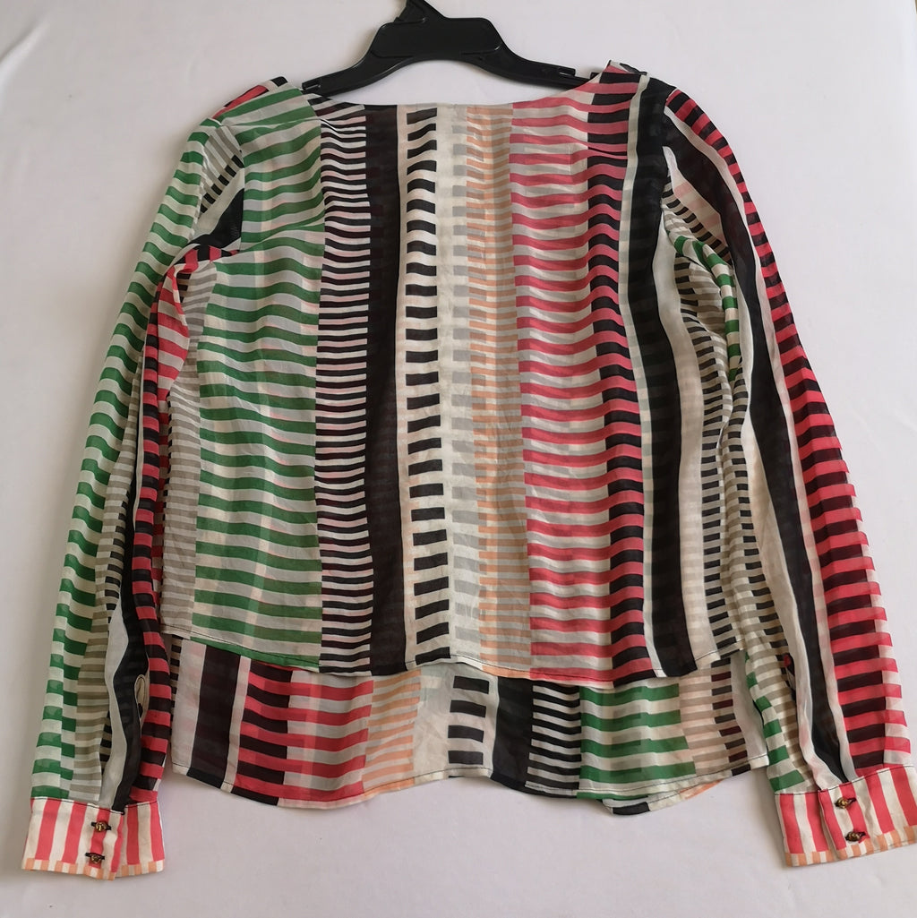 Pantalón con paletones y blusa de chifon