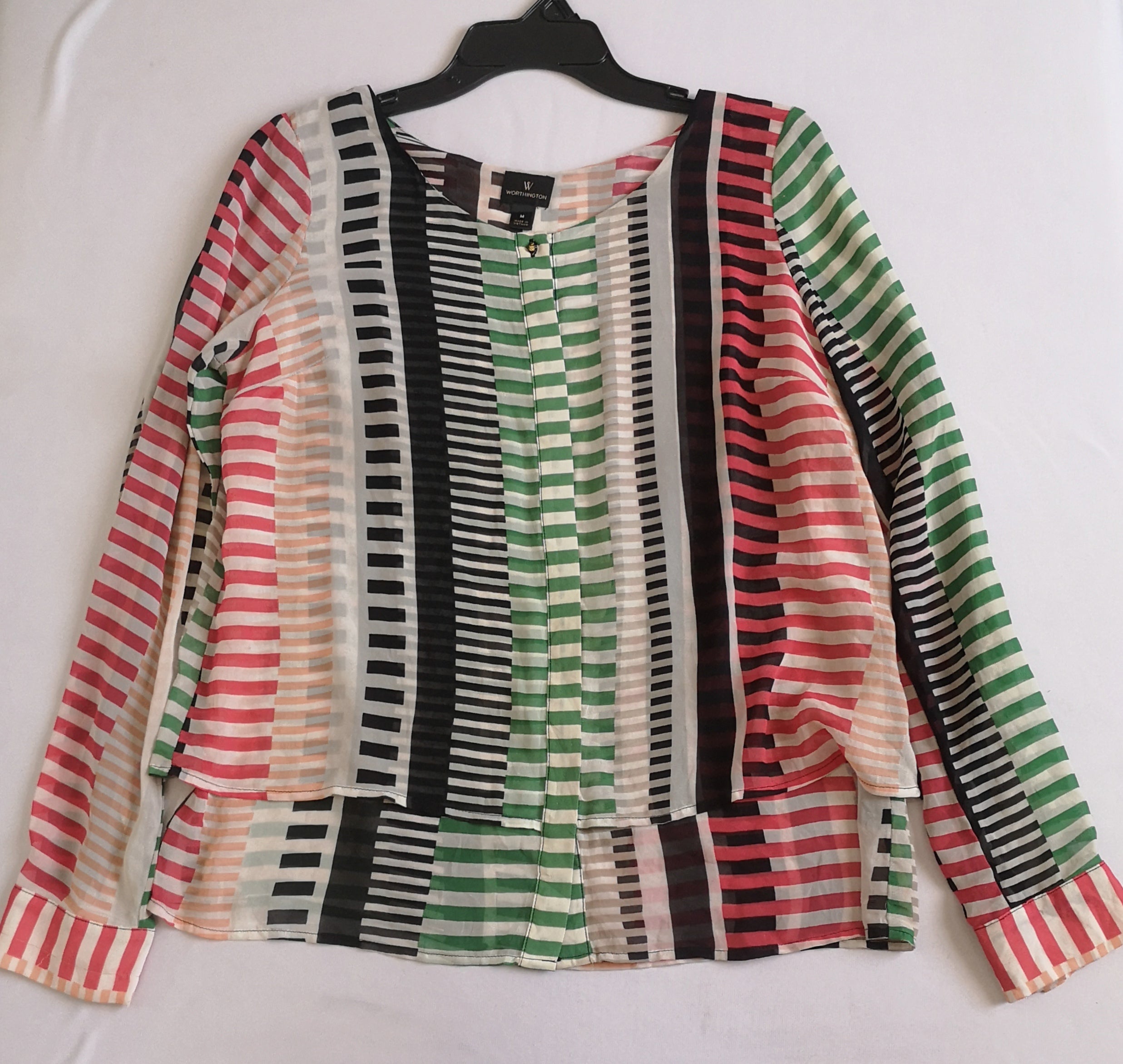 Pantalón con paletones y blusa de chifon